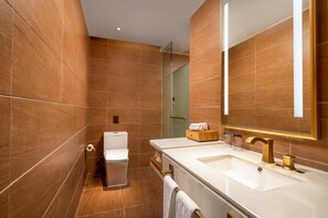 Ein modernes Badezimmer mit einem großen Spiegel, zwei Waschbecken und einer Toilette.