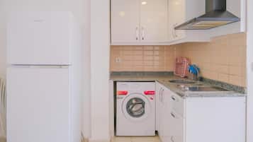 Habitación familiar, vista a la ciudad | Cocina privada