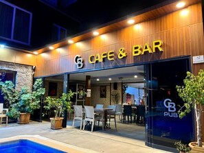 Outdoor dining - Cemal Bey Hotel (Alanya)