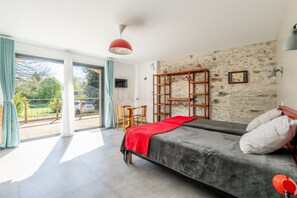 Room - “Studio L’Erdre au Moulin” with Private Terrace, Shared Garden, and Wi-Fi (Joué-sur-Erdre)
