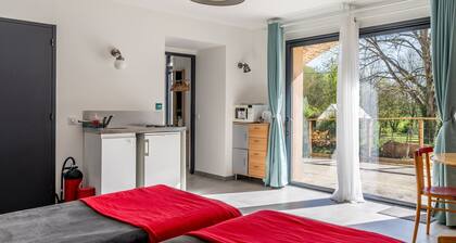 “Studio L’Erdre au Moulin” with Private Terrace, Shared Garden, and Wi-Fi