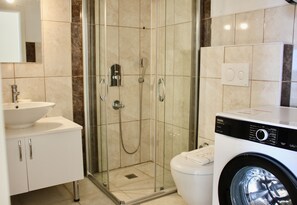 Ducha, secador de pelo, bidet, toallas
