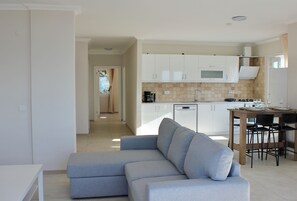 Smart TV - Lacivert Apart - Sea View Apartment & Sunset Balcony & Meis Island Views (Antalya)