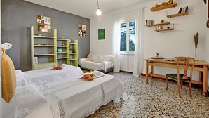 A room with two beds, a wooden desk, shelves with books, and a window with curtains. - Cozy Counrtry House Btn Florence Arezzo4 (Terranuova Bracciolini)