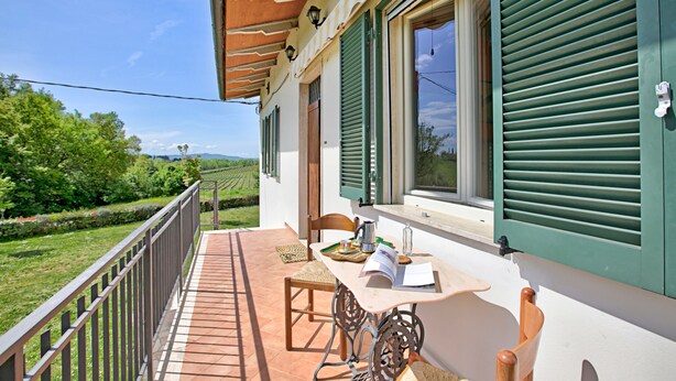 A balcony with a table, chairs, and a view of the countryside. - Cozy Counrtry House Btn Florence Arezzo4 (Terranuova Bracciolini)