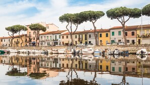 A waterfront with buildings, trees, and boats. - Mare Sorriso 900m From Sea (Viareggio)