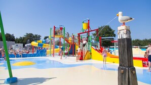 A water park with a play structure and a seagull statue. - Duinhoeve Duinlodges 4pers Huisdiervriendelijk (Burgh-Haamstede)