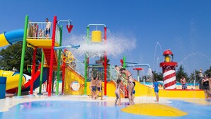 A water park with slides, a splash pad, and a lighthouse structure. - Duinhoeve Duinlodges 4pers Huisdiervriendelijk (Burgh-Haamstede)