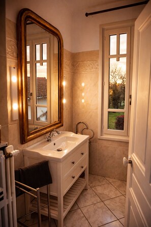 Bathroom - Vrbo Property (Maringues)