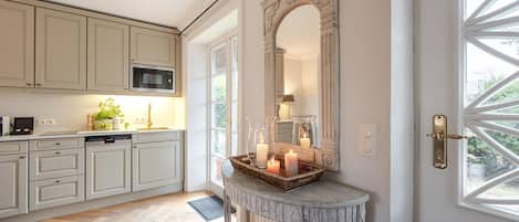 Fridge, oven, stovetop, dishwasher