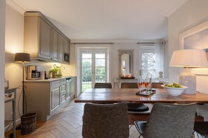 Dining - Deichgraf 4 - Charming vacation apartment in Kampen, perfect for four people. (Kampen (Sylt))
