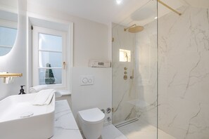 Shower, hair dryer, soap - Deichgraf 4 - Charming vacation apartment in Kampen, perfect for four people. (Kampen (Sylt))
