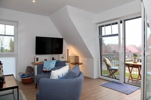 TV - Deichkrone - New Deichkrone vacation apartment with harbor view, balcony & (Krummhörn)