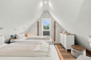 Room - Deichkrone - New Deichkrone vacation apartment with harbor view, balcony & (Krummhörn)
