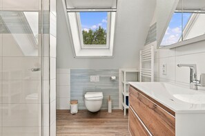 Bathroom - Deichkrone - New Deichkrone vacation apartment with harbor view, balcony & (Krummhörn)