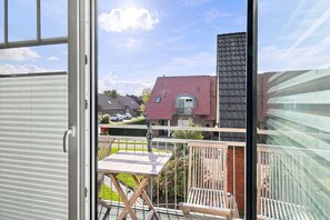 Outdoor dining - Deichkrone - New Deichkrone vacation apartment with harbor view, balcony & (Krummhörn)