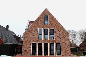 Exterior - Deichkrone - New Deichkrone vacation apartment with harbor view, balcony & (Krummhörn)