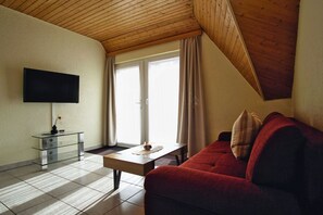 Tv, bordtennisbord, stereoanlæg