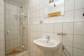 Shower, hair dryer - Cozy vacation apartment near the water - Ferienhaus Stark Apartment 02 - (Ralswiek)
