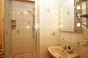 Dusche, Haartrockner, Handtücher