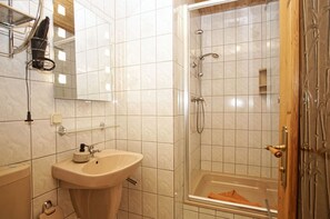 Shower, hair dryer, towels - Cozy vacation apartment near the water - Ferienhaus Stark vacation apartment 01 - (Ralswiek)
