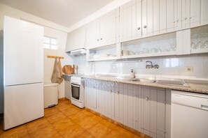 Fridge, microwave, oven, dishwasher - CostaBlancaDreams - Casa Yoja in Benissa (Benissa)
