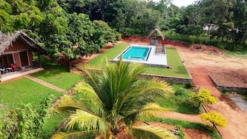 Piscine extérieure, chaises longues