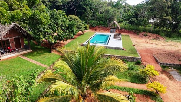 Una piscina al aire libre, tumbonas