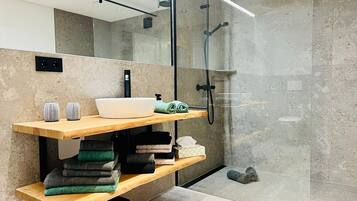 Shower, hair dryer, towels