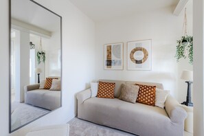 TV - Bright Panoramic Penthouse with Stunning Wrap-Around Terrace (Lucca)