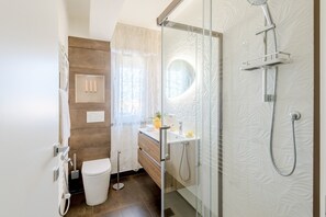Shower, hair dryer, bidet, towels - Bright Panoramic Penthouse with Stunning Wrap-Around Terrace (Lucca)