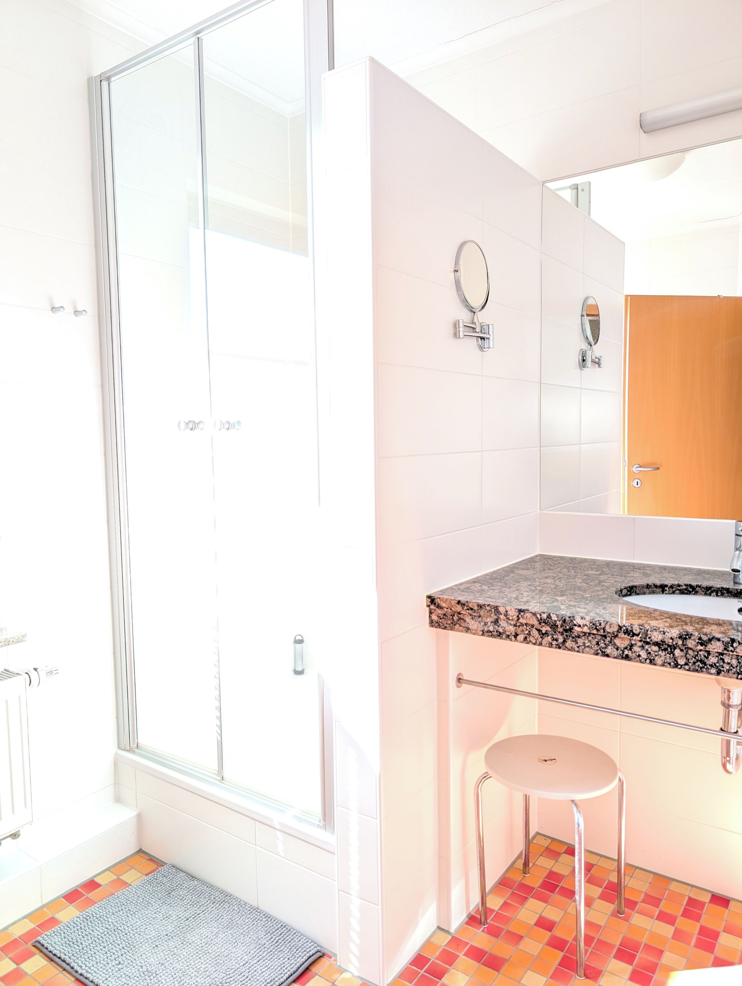 Comfort-Doppelzimmer | Badezimmer | Dusche, Haartrockner, Handtücher, Toilettenpapier