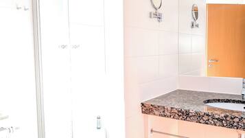 Comfort-Doppelzimmer | Badezimmer | Dusche, Haartrockner, Handtücher, Toilettenpapier