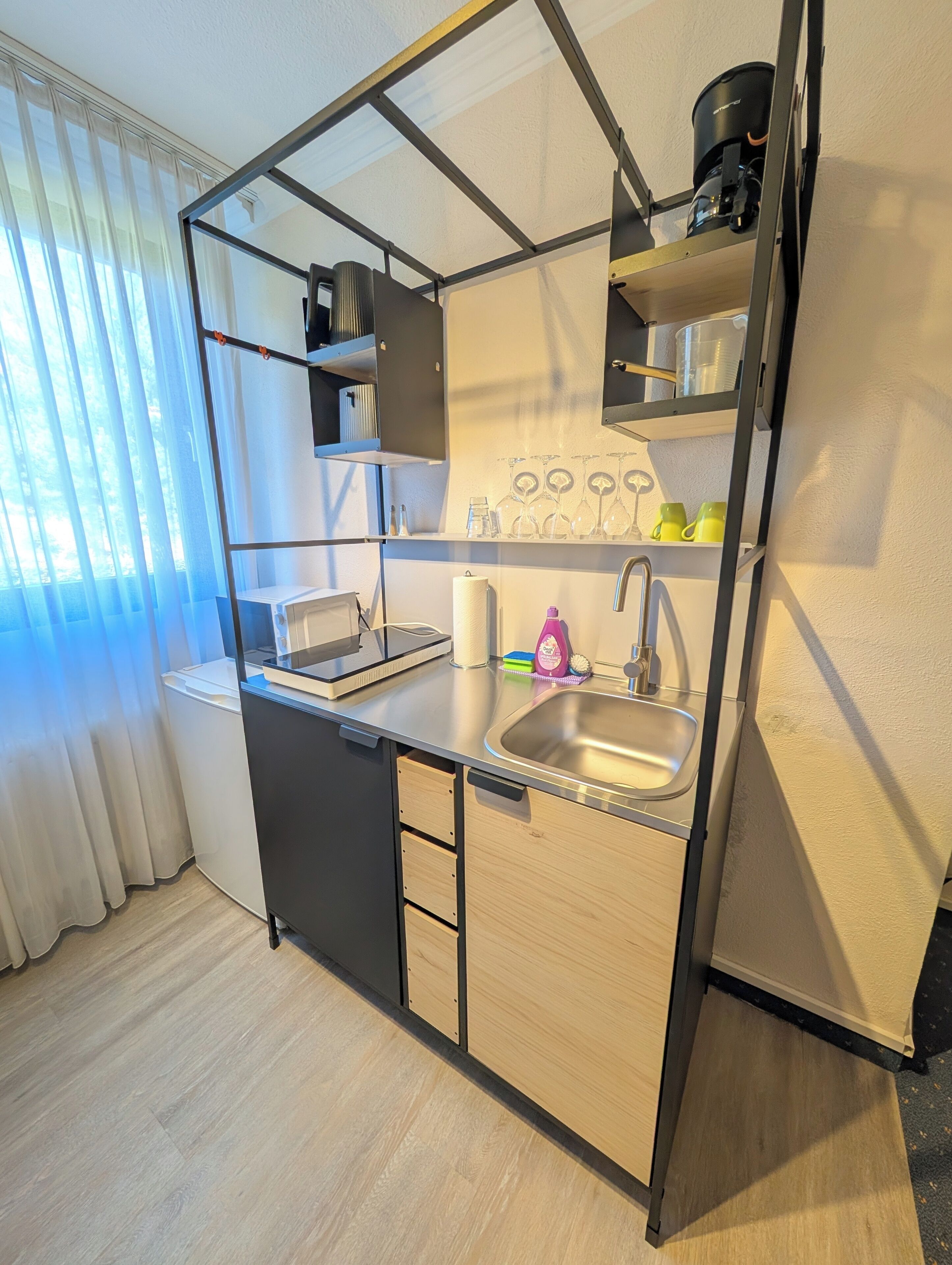 Studio Comfort | Dapur pribadi | Lemari es, microwave, dan peralatan masak/sendok-piring