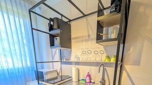 Studio – comfort | Eget kjøkken | Kjøleskap, mikrobølgeovn og kjøkkenutstyr