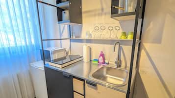 Studio Comfort | Dapur pribadi | Lemari es, microwave, dan peralatan masak/sendok-piring