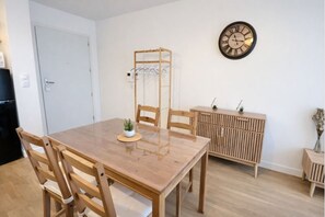 Dining - Cosy apartment with balcony 15 minutes from Lille (Ronchin)