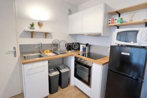 Private kitchen - Cosy apartment with balcony 15 minutes from Lille (Ronchin)