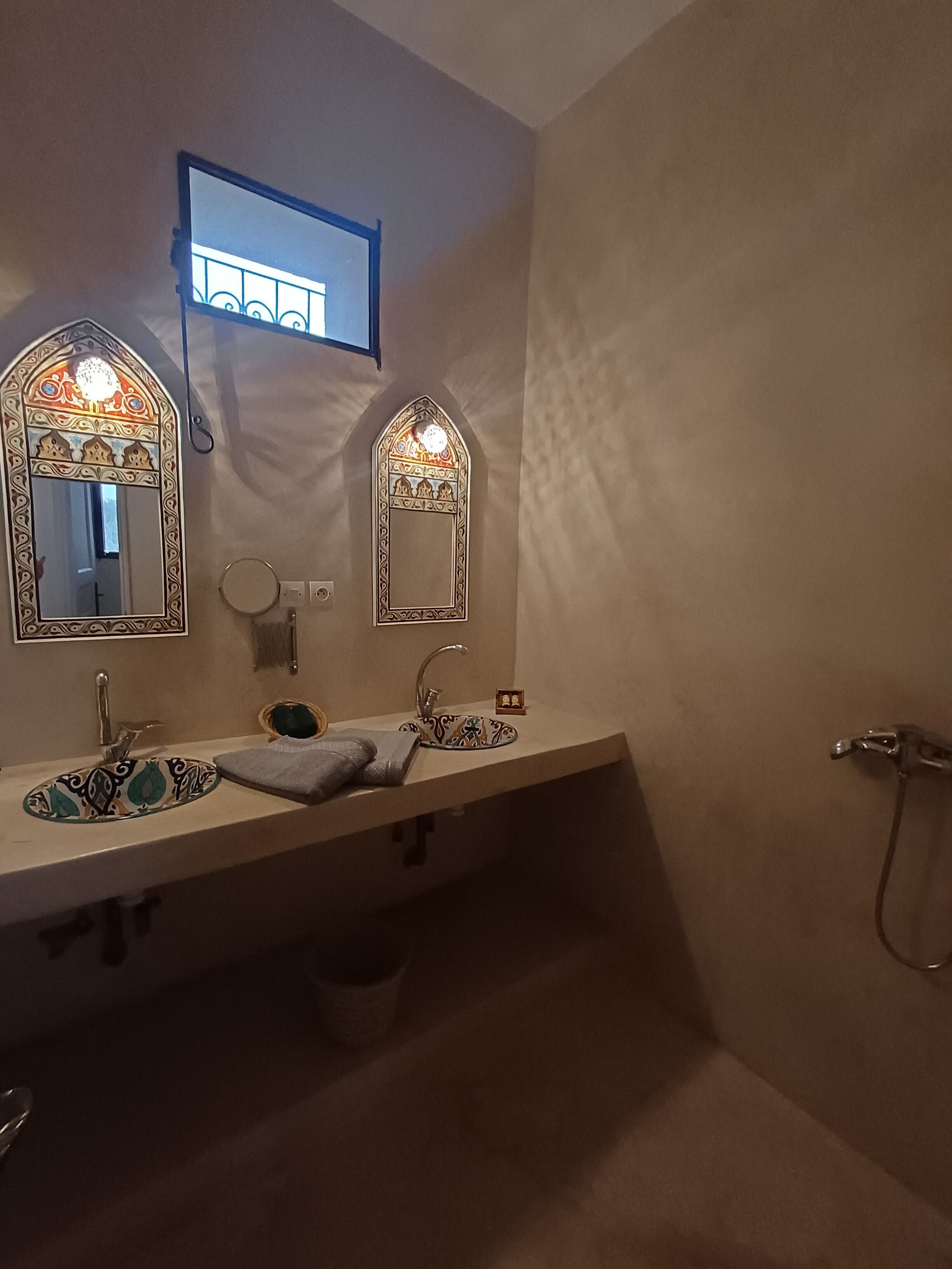 Een douche, een haardroger, handdoeken, zeep