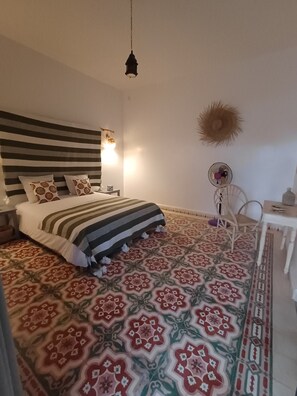 10 bedrooms, WiFi, bed sheets
