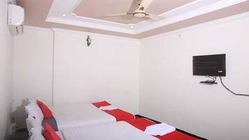 Family Room | Egyptian cotton sheets, premium bedding, free WiFi