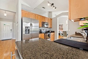Private kitchen - Waterview 3 bed in Sunridge Woods (Davenport)