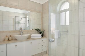 Een douche, een haardroger, handdoeken, zeep