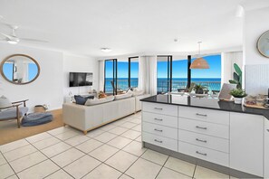 Smart TV, books - Absolute Beachfront on Albatross - SeaView 3 bed (Mermaid Beach)