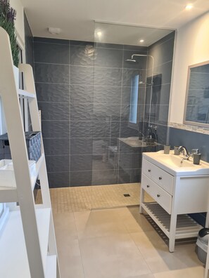 Shower, hair dryer, towels, soap - House downtown (Dol-de-Bretagne)