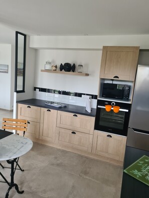 Micro-ondes, four, plaque de cuisson, lave-vaisselle