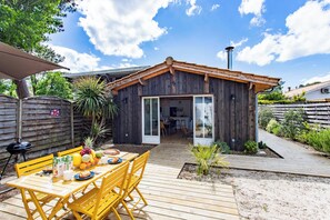 Outdoor dining - Renovated house with garden and terrace (Andernos-les-Bains)