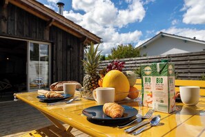 Outdoor dining - Renovated house with garden and terrace (Andernos-les-Bains)