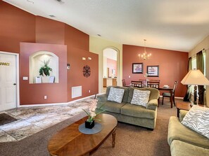 Living area - Emerald Island Resort 4 bed 3 bath with pool/spa (Kissimmee)