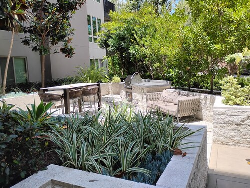 2-bedroom apartment in tranquil San Diego with AC and fitness room